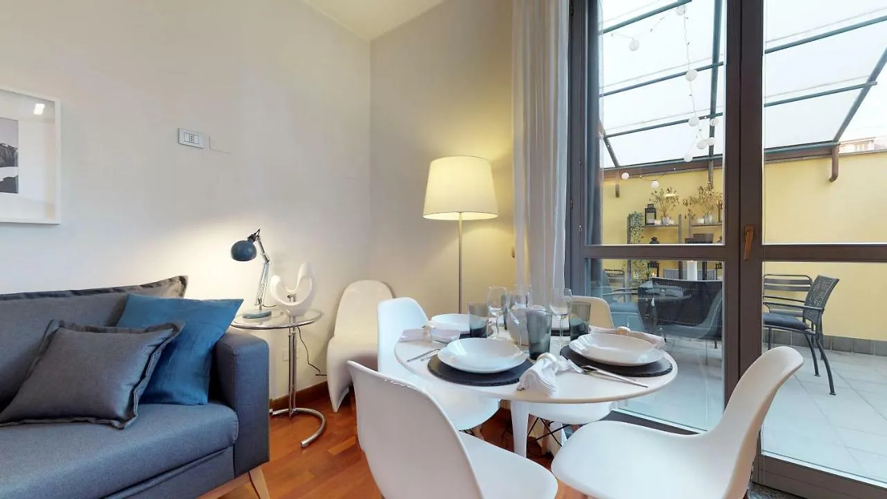 Design Apartment Near Duomo Square ミラノ 0*,  イタリア