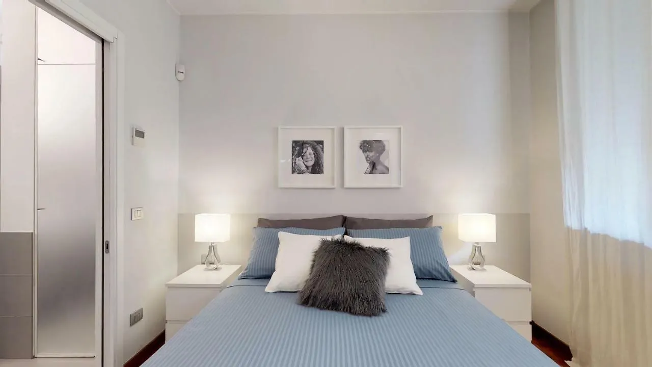 Design Apartment Near Duomo Square ミラノ イタリア