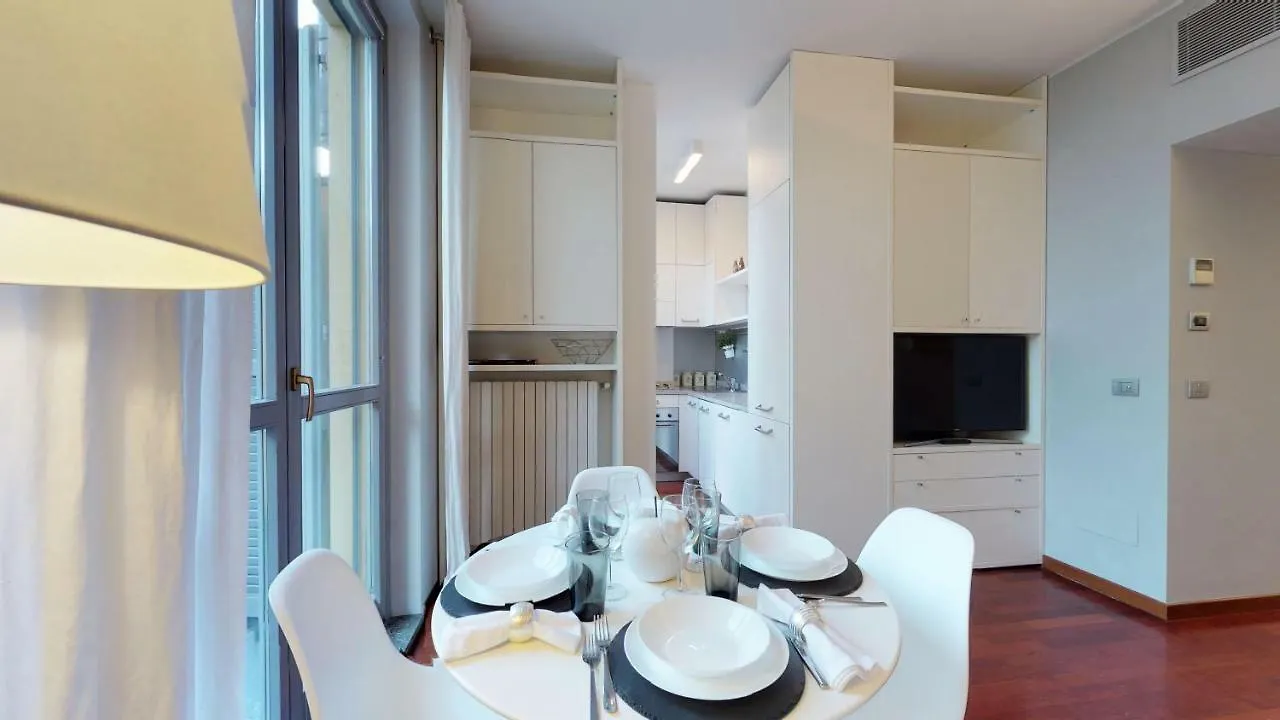 Design Apartment Near Duomo Square ミラノ イタリア